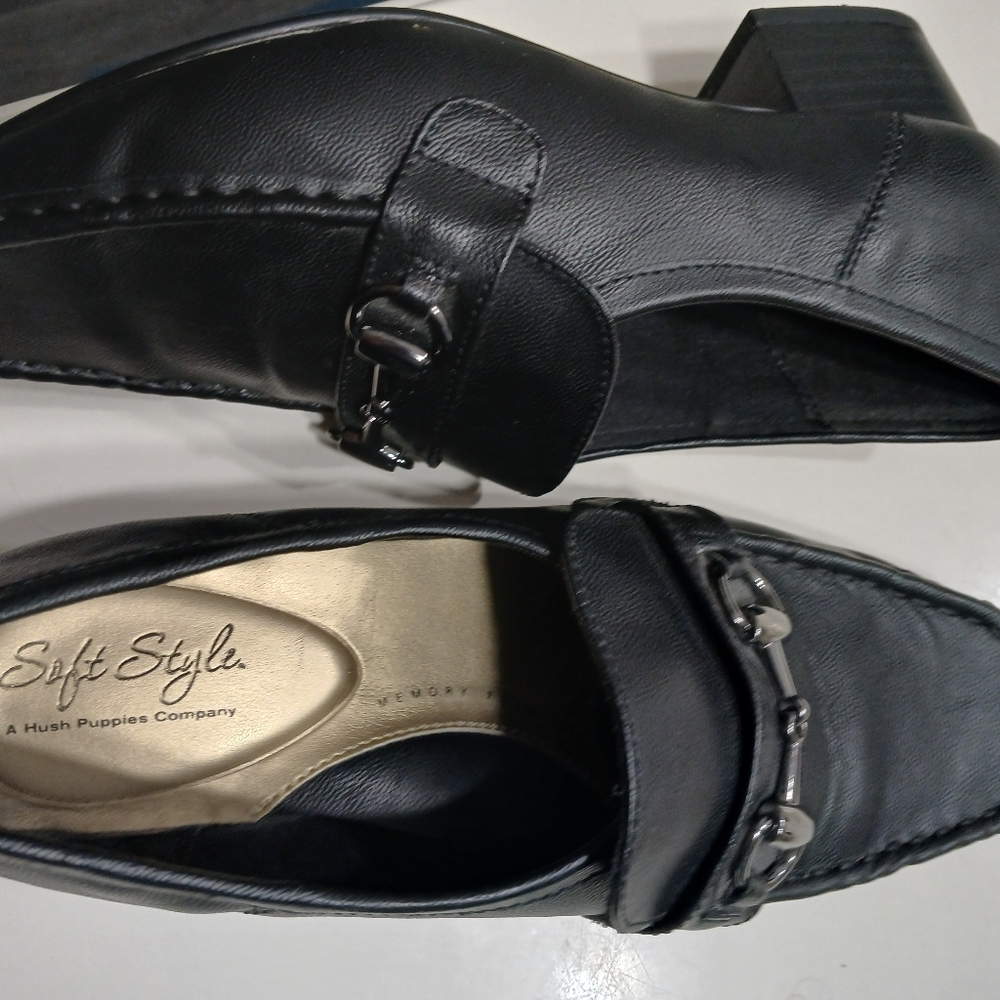 Women's soft style hushpuppies size 7.5